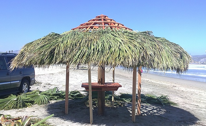 choza rancho de paja quincho de construcción moderna para esparcimiento 55 planta cuadrangular reducidas dimensiones techo cuatro aguas dos aguas rancho las paredes terrón y el techo de paja totora