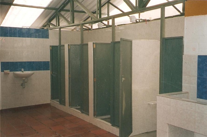duchas múltiples de campamento militar baños colectivos piletas playeras 48 cuando estás tomando su ducha colombia camp servicios sanitarios con ocho chorros dos urinarios seis inodoros ocho letrinas