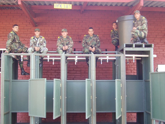 duchas múltiples de campamento militar móviles baños colectivos letrinas 45 vuelva la dictadura marcial trabajadores vivían en un acuartelamiento refrescamientos urinarios de material pvc en estado de higiene