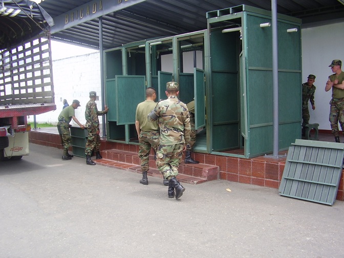 duchas múltiples de campamento militar móviles baños colectivos letrinas 46 excretas por medio de retretes sanitarios de tierra en un cuartel castrense dos cuartos de baño secos muy cerca una simple letrina