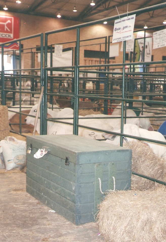 Baúl aperos 10 aperos del bales feria cofre los recuerdos ganadera baúles implemento exposición implementos agrícolas aperos ferias y exposiciones ferias agroindustrial cajas el recuerdo feria ganadera caja Valores madera Corrales plásticos Maderplast los más fuertes, no es pudren, no se oxidan, no se rompen, no maltratan el ganado, corrales e instalaciones para ganadería tecnificadas, estabulación de ganados en corralejas ecológicas, las nuevas tecnologías de los nuevos materiales, para las faenas ganaderas, ganadería intensiva, ganaderías extensivas con infraestructuras para faenado de ganado, implementos agrícolas, elementos para la recolección transporte movilización del sector agropecuario, carros carrozas recolectores de cosechas carretas contrapuerta compuerta llavero de paso de ganado quiebra patas