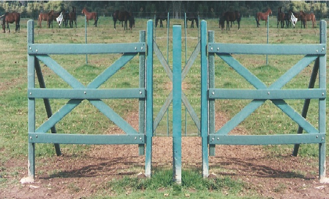 Puerta corral 10 Puertas de entradas Corrales contrapuerta giratorio comprimir ganado foto portones imágenes compuerta fotografías tranqueras tablas tranquera tirantes Hierro tranqueras tablas plásticas corrales compuerta llavero de paso de ganado quiebra patas Corrales plásticos Maderplast los más fuertes, no es pudren, no se oxidan, no se rompen, no maltratan el ganado, corrales e instalaciones para ganadería tecnificadas, estabulación de ganados en corralejas ecológicas, las nuevas tecnologías de los nuevos materiales, para las faenas ganaderas, ganadería intensiva, ganaderías extensivas con infraestructuras para faenado de ganado, implementos agrícolas, elementos para la recolección transporte movilización del sector agropecuario, carros carrozas recolectores de cosechas carretas