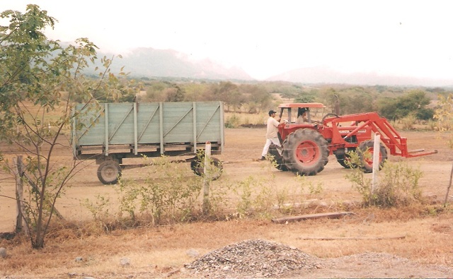 Remolques agrícolas 14 cisternas plataformas porta contenedores galera esparcidores de boñiga remolque esparcidor plataformas remolcador para transporte agrario basculantes plataformas o caja Vagones volteo Corrales plásticos Maderplast los más fuertes, no es pudren, no se oxidan, no se rompen, no maltratan el ganado, corrales e instalaciones para ganadería tecnificadas, estabulación de ganados en corralejas ecológicas, las nuevas tecnologías de los nuevos materiales, para las faenas ganaderas, ganadería intensiva, ganaderías extensivas con infraestructuras para faenado de ganado, implementos agrícolas, elementos para la recolección transporte movilización del sector agropecuario, carros carrozas recolectores de cosechas carretas